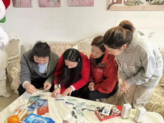 图1003：新婚小两口之家.jpg
