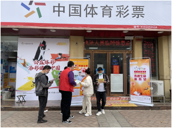 图1001：黄冰为行人介绍中华骨髓库相关知识(1).png