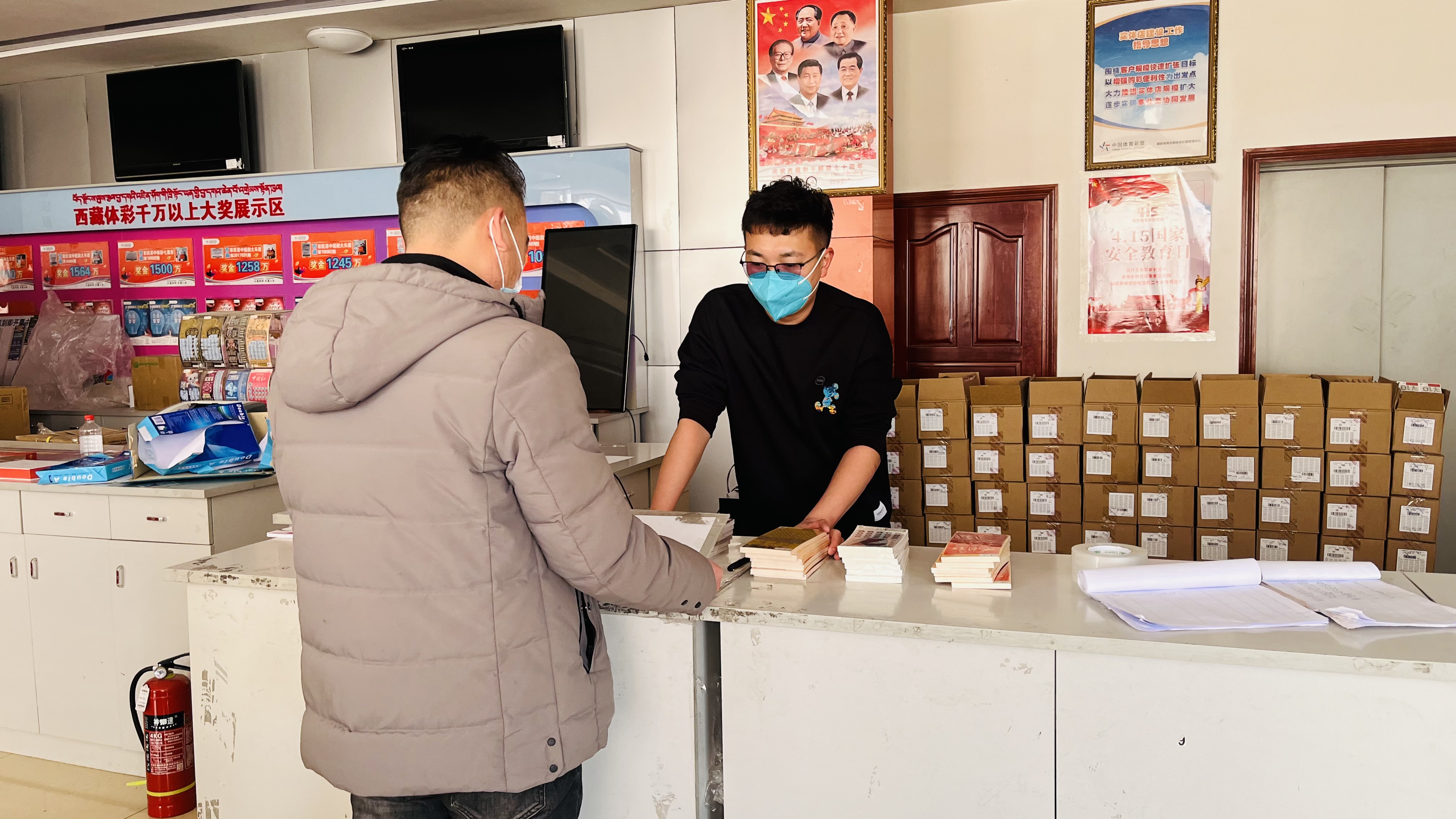 冯佳骥（右）.jpg